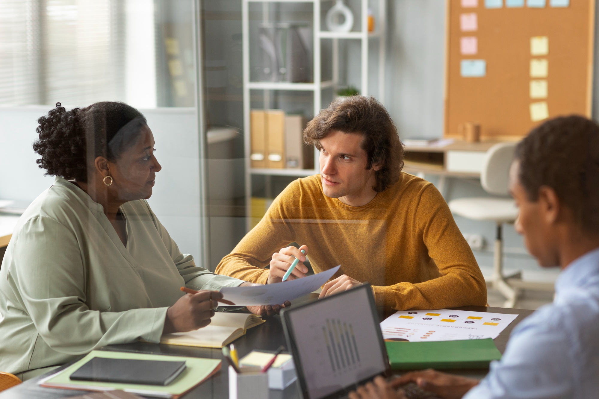 Product manager bridging fragmented understanding between teams.