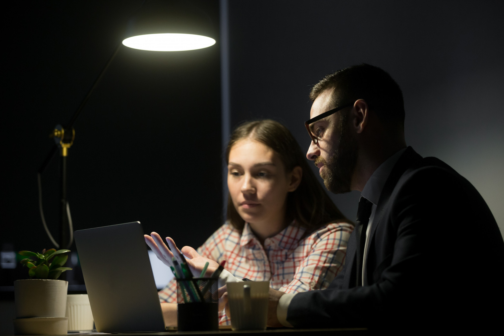 Structured product feedback workflow with connected execution context